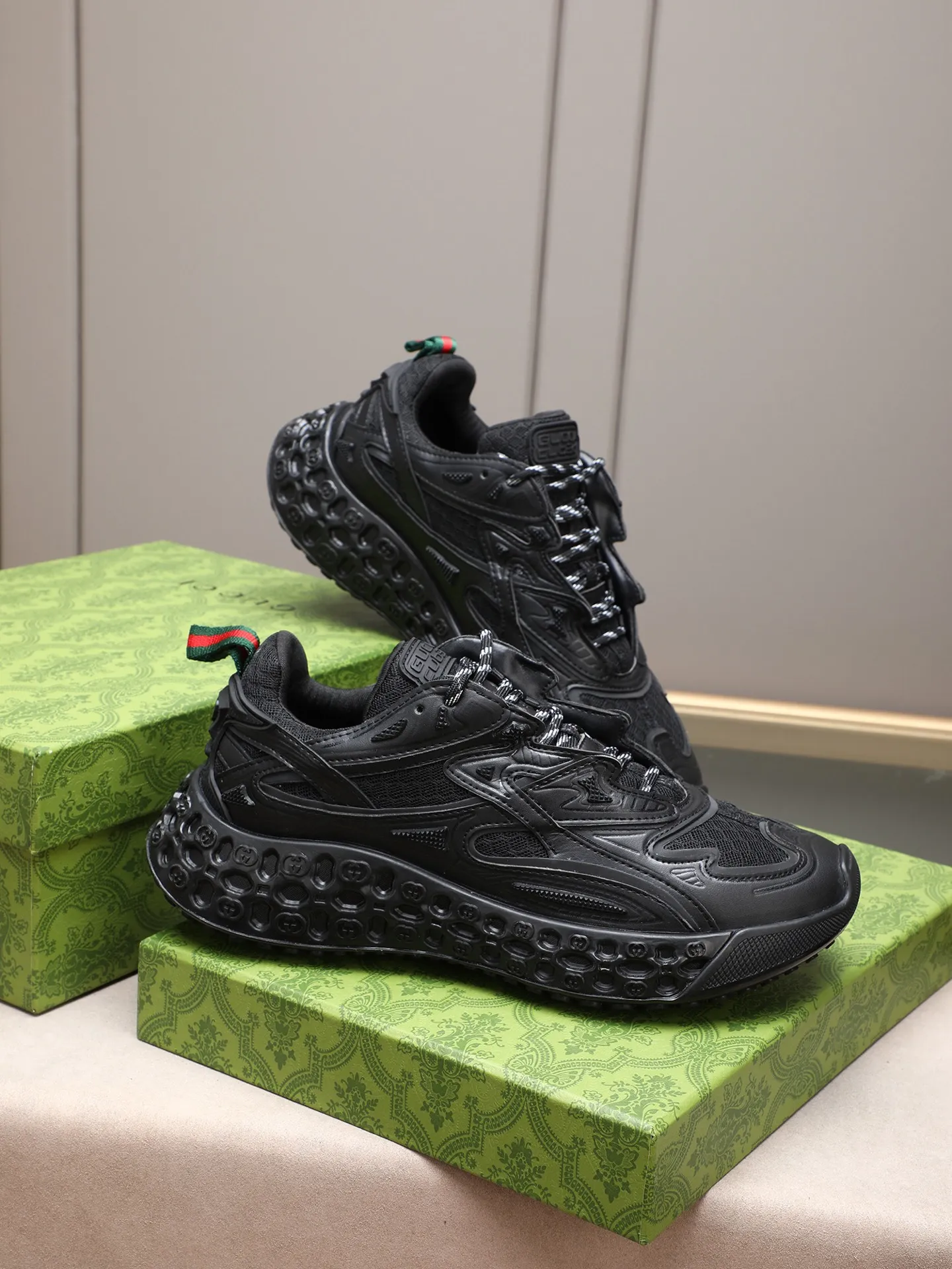Men's men's shoes 💰660 Gucci Ri men's shoes 💰le series 2025 casual sports shoes, buy the original and accurately reproduce it! Restore the quality of details, Gucci Ri men's shoes 💰le series sports shoes are made with innovative stitching technology to create a flowing texture like water. The cowhide leather is paired with three-dimensional interlocking Double G leather patches and Gucci letter accessories, creating a free flowing texture of the entire shoe with a 3D effect. A classic and versatile piece that feels super comfortable on your feet! 38-44 (45 customized)